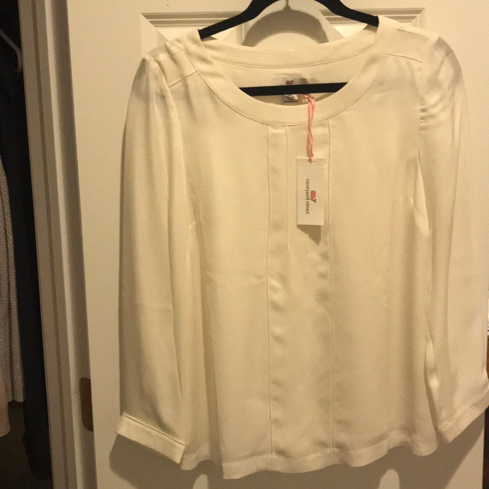 Vineyard vines solid lace silk top-never worn.
